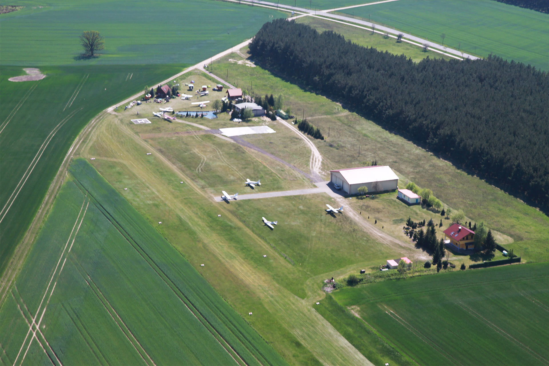 Mobil Air Flugplatzbetreiber & Flugzeugvermietung - Flugplatz