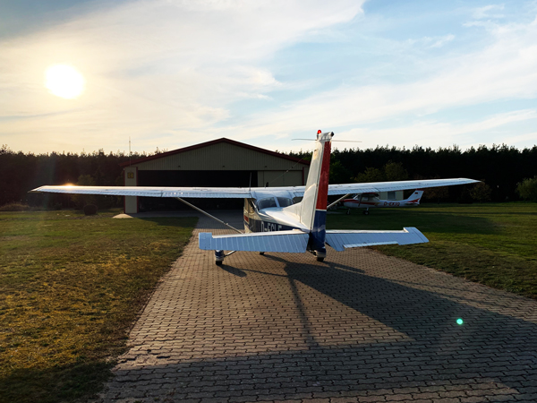 Mobil Air Flugplatzbetreiber & Flugzeugvermietung - Rundflüge Cessna