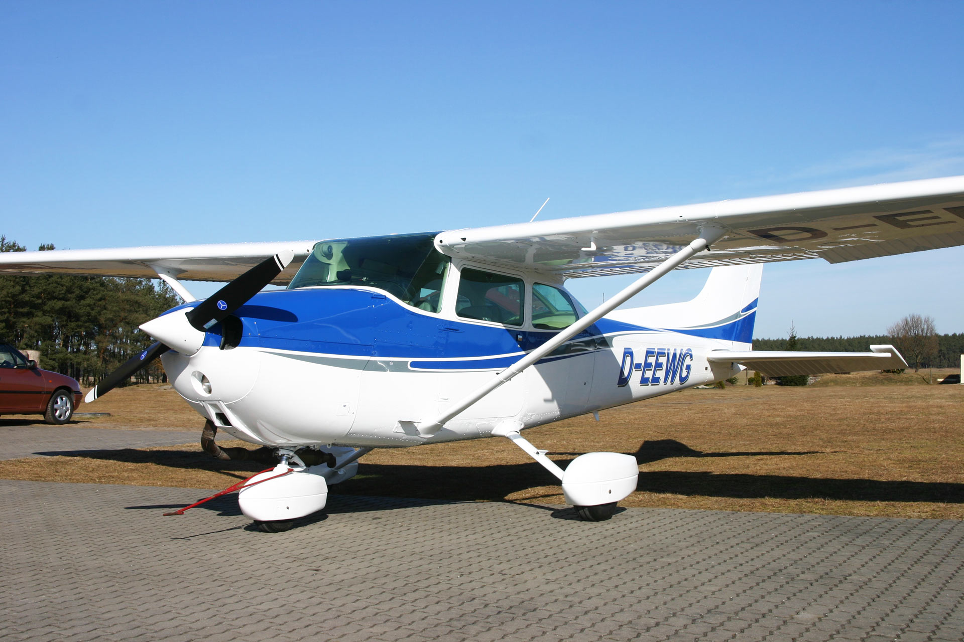 Mobil Air Flugplatzbetreiber & Flugzeugvermietung - Rundflüge Cessna