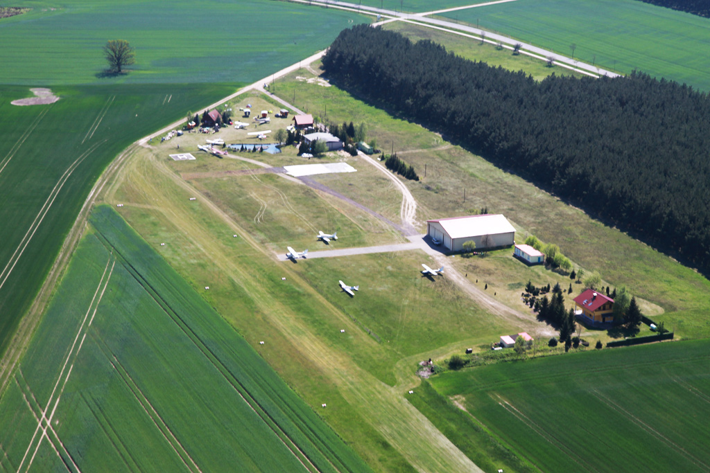 Mobil Air Flugplatzbetreiber & Flugzeugvermietung - Flugplatz